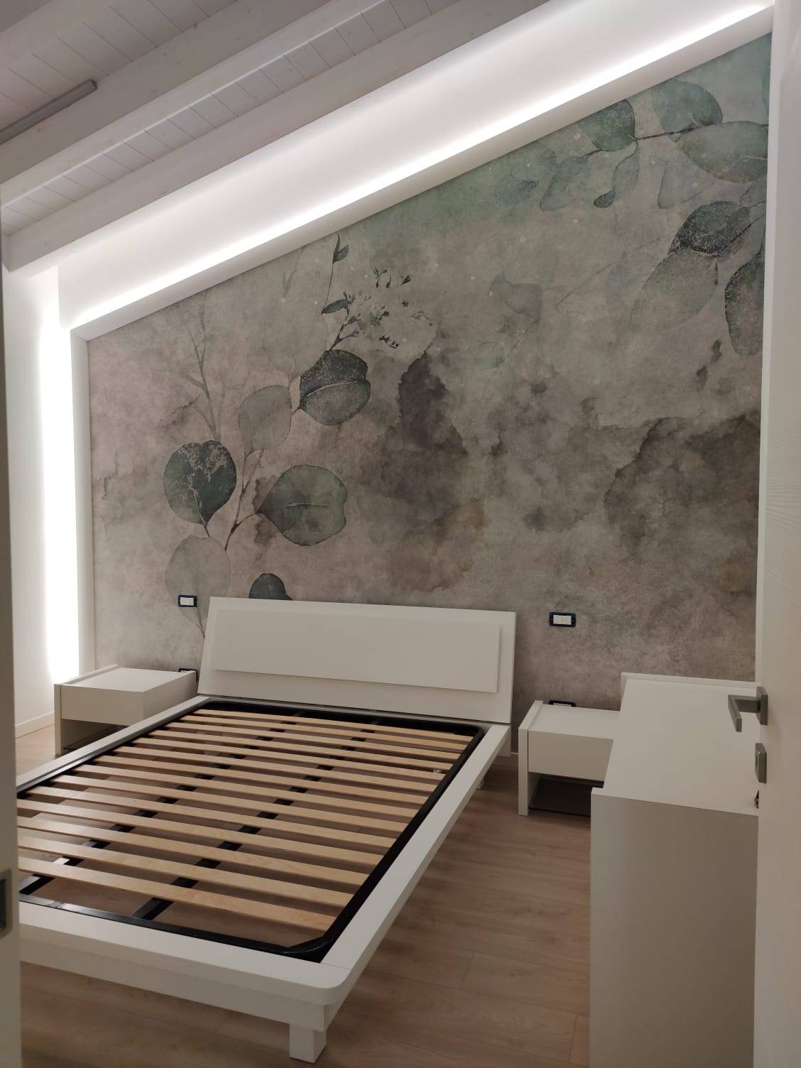 Veletta® VE201 installata a parete per incorniciare la carta da parati con luce indiretta elegante