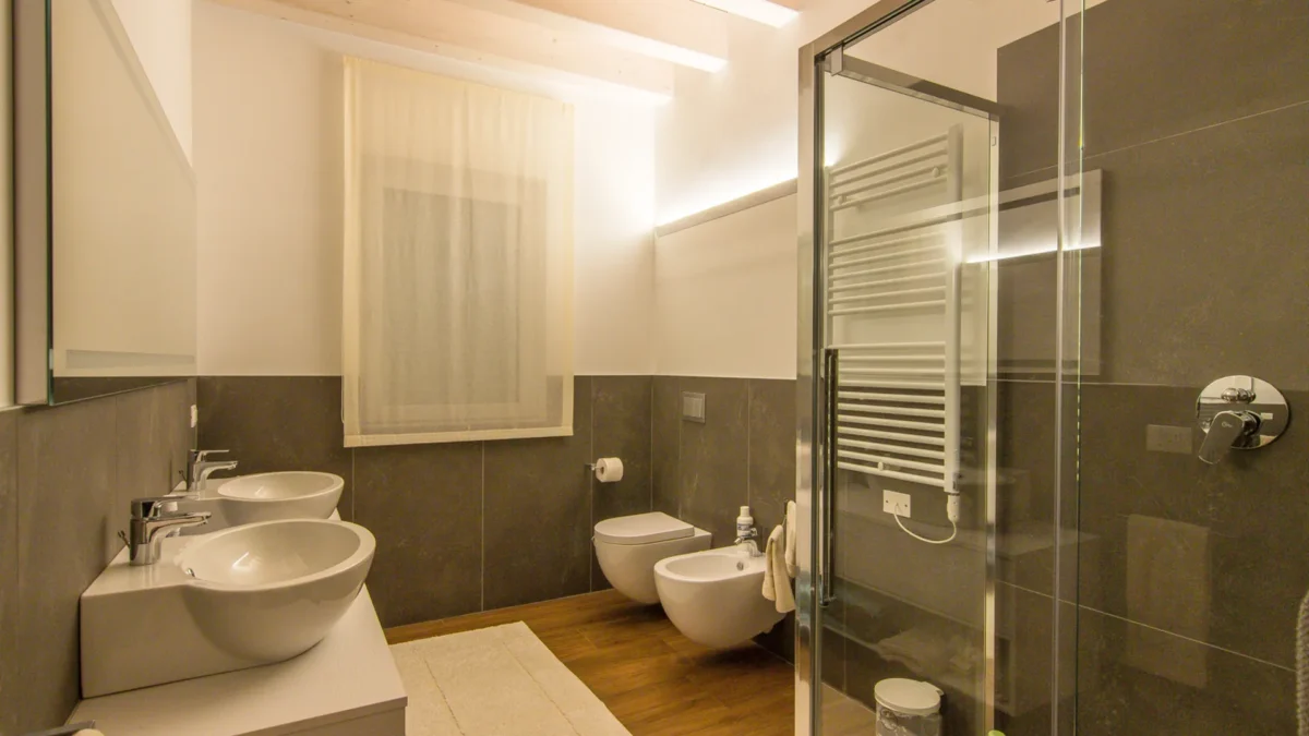 Veletta VE105 installata in bagno con luce LED indiretta a soffitto