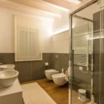 Veletta VE105 installata in bagno con luce LED indiretta a soffitto