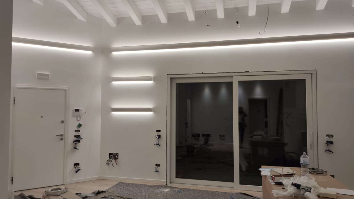 Installazione di una composizione luminosa Veletta® modello VT605 su pareti bianche con travi a vista