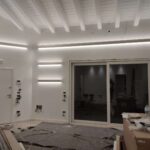 Installazione di una composizione luminosa Veletta® modello VT605 su pareti bianche con travi a vista