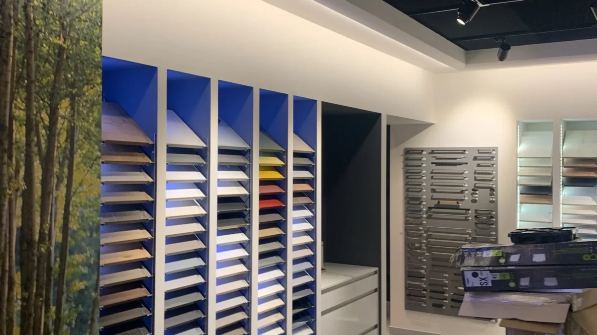 Veletta VE201 installata a soffitto nello showroom Life Cucine per illuminare gli espositori