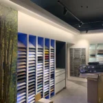 Veletta VE201 installata a soffitto nello showroom Life Cucine per illuminare gli espositori