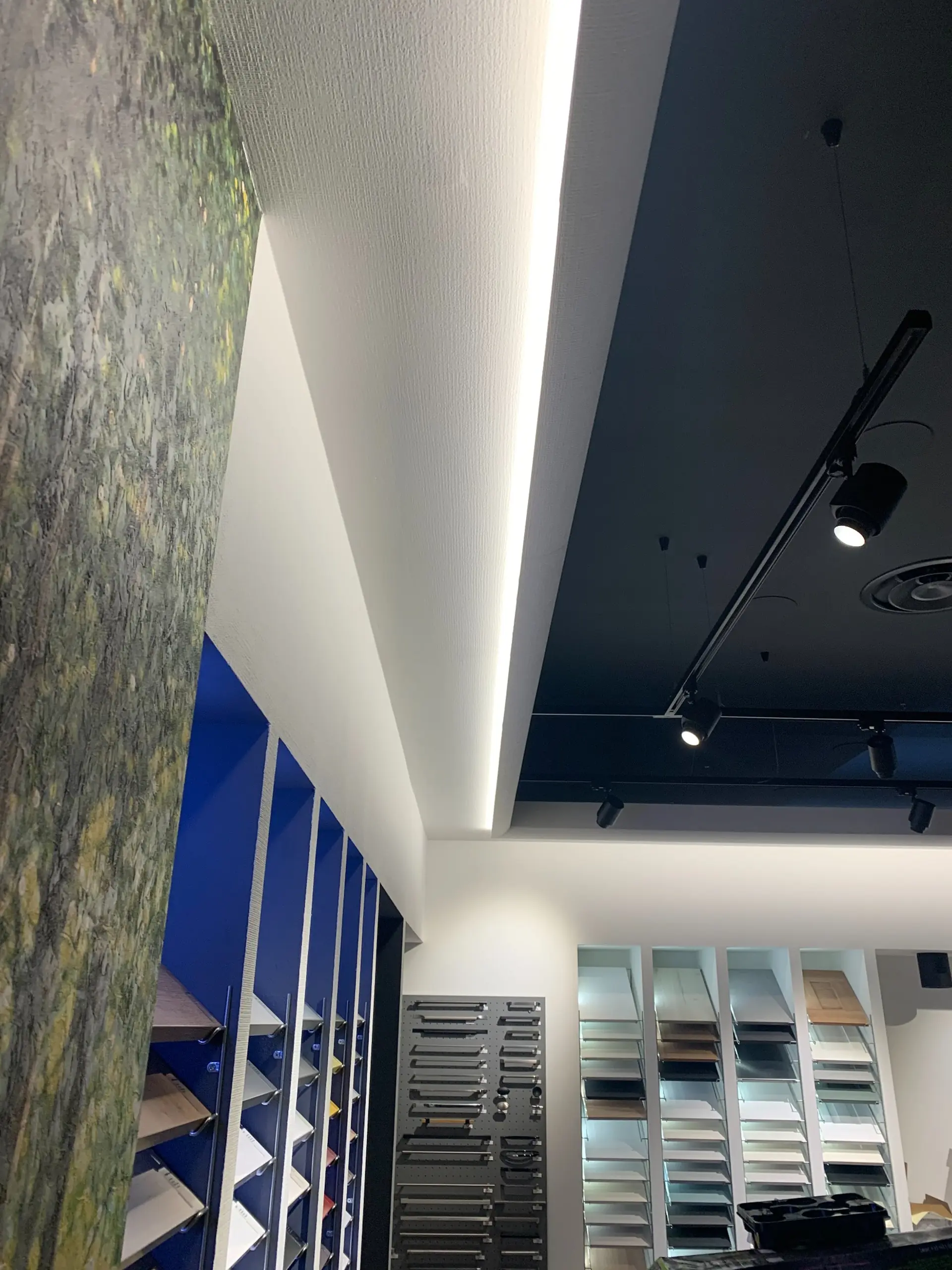 Dettaglio della veletta VE201 installata a soffitto con illuminazione LED indiretta