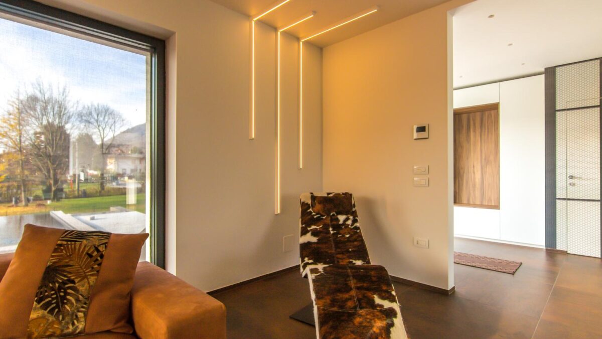 Veletta VE100.2 installata con tre segmenti verticali e orizzontali, trasformata in una scultura luminosa di design.