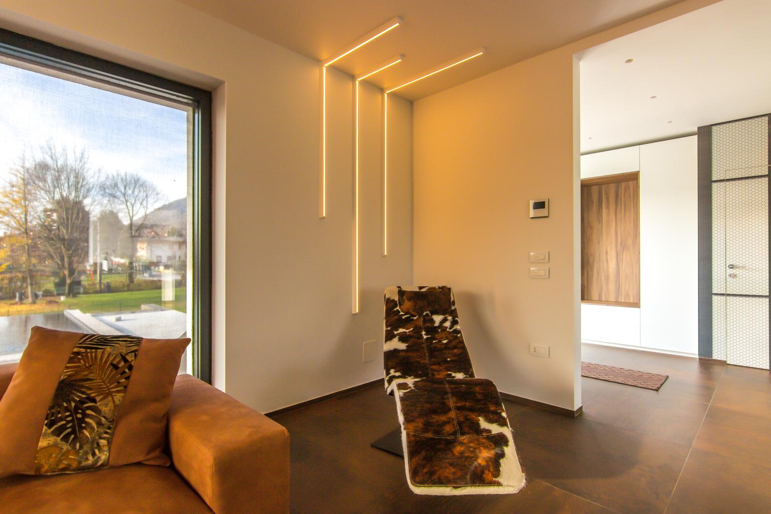 Veletta VE100.2 installata con tre segmenti verticali e orizzontali, trasformata in una scultura luminosa di design.