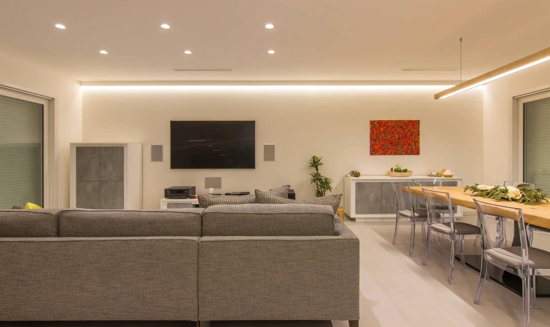 Soggiorno moderno con veletta VE101 installata a soffitto per illuminazione indiretta verso il basso