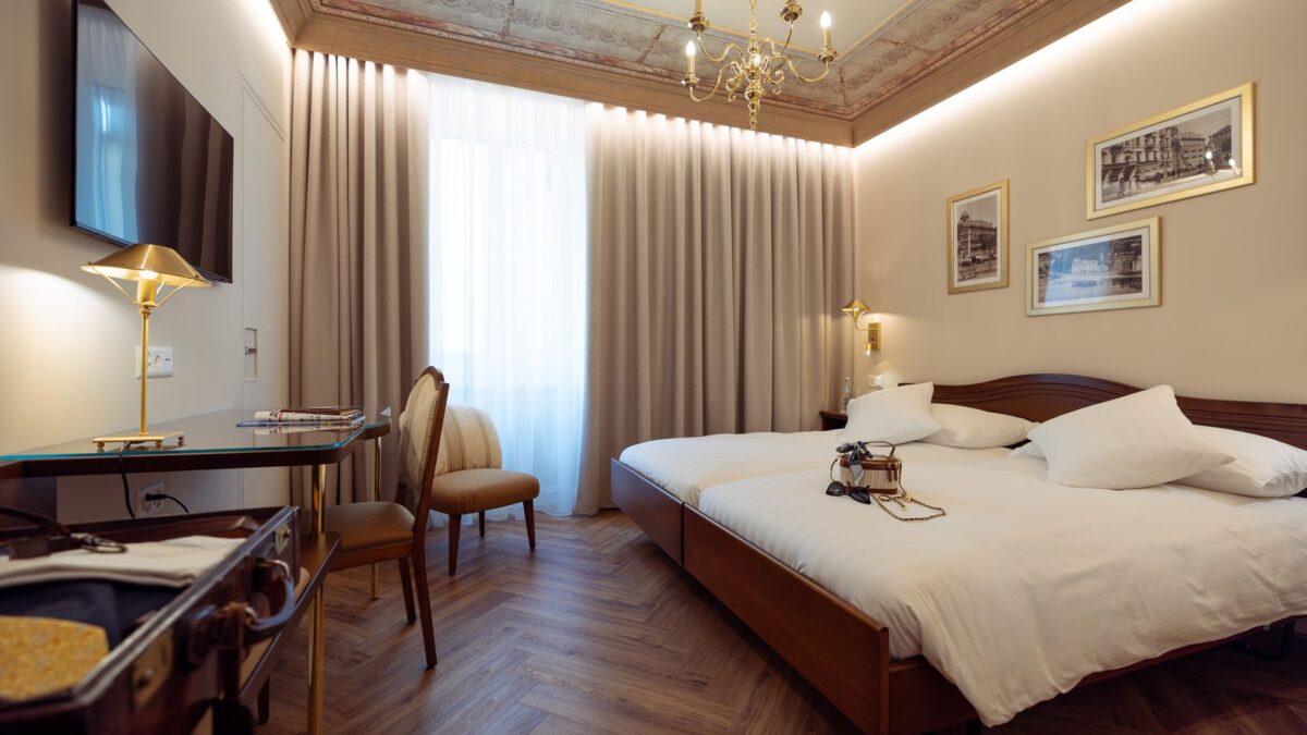 Camera Hotel au Lac Lugano con illuminazione a veletta e arredi eleganti