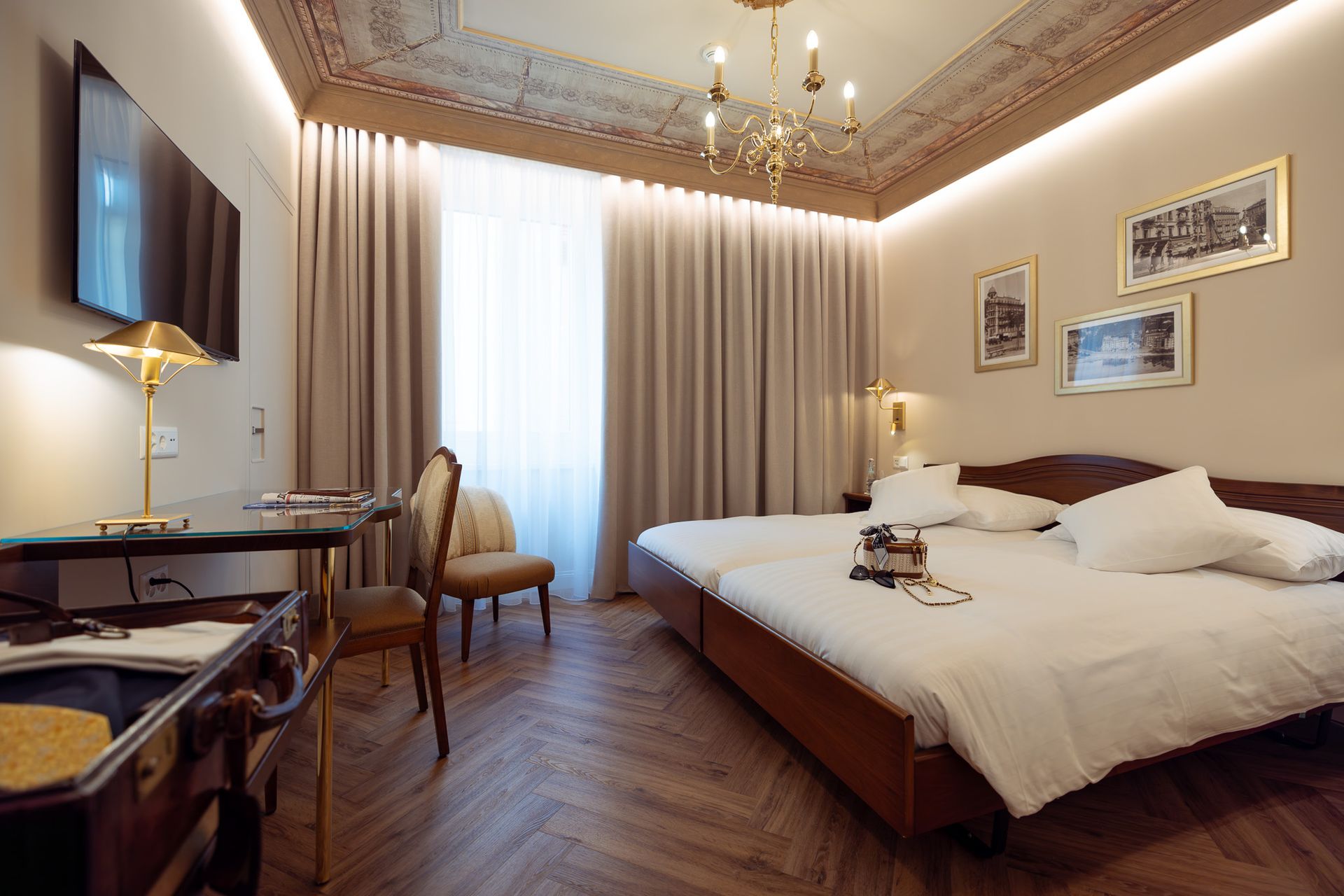 Camera Hotel au Lac Lugano con illuminazione a veletta e arredi eleganti