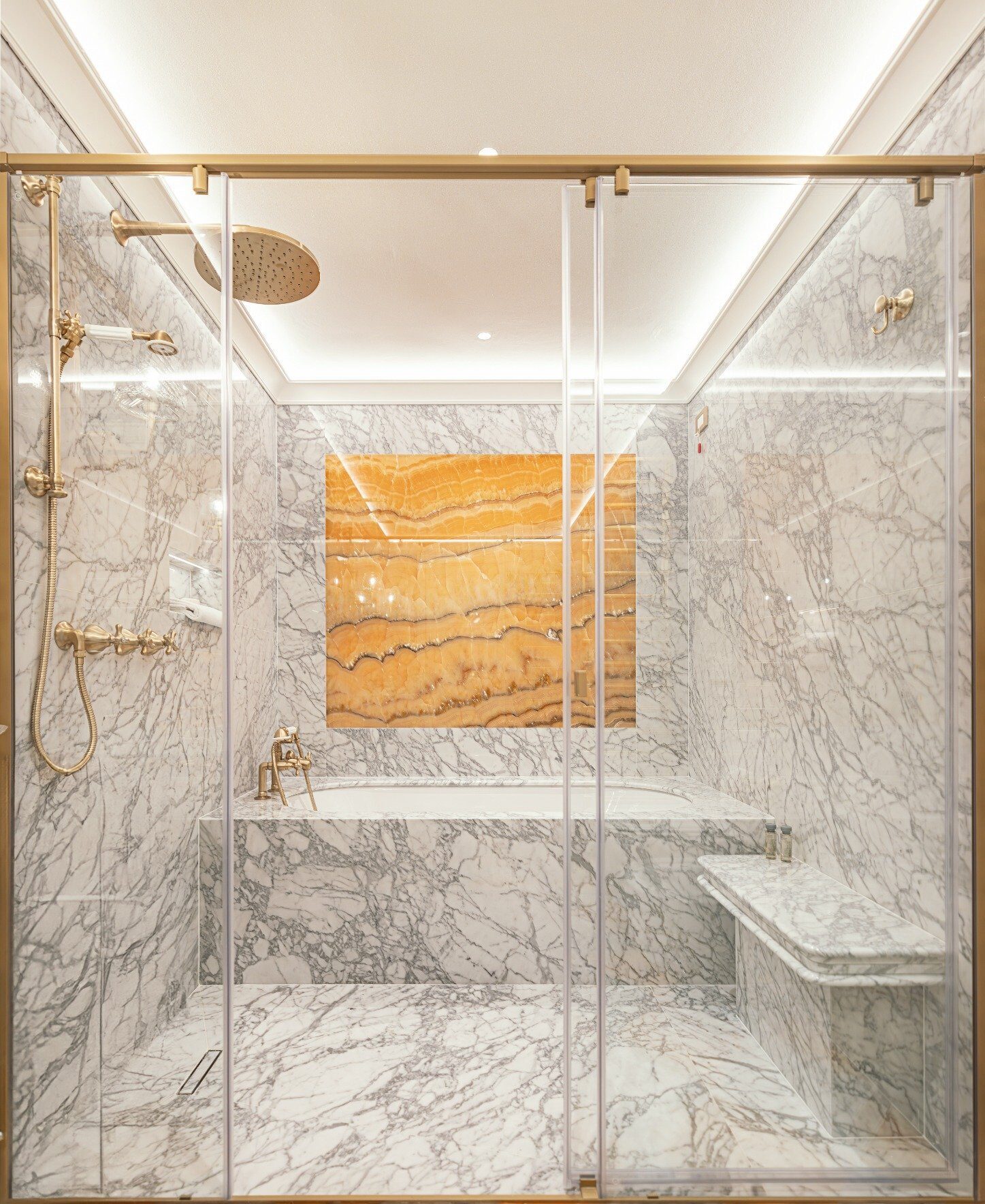 Illuminazione indiretta Veletta® installata nel bagno in marmo dell’Hotel Giovanelli Venezia, resistente all’umidità.