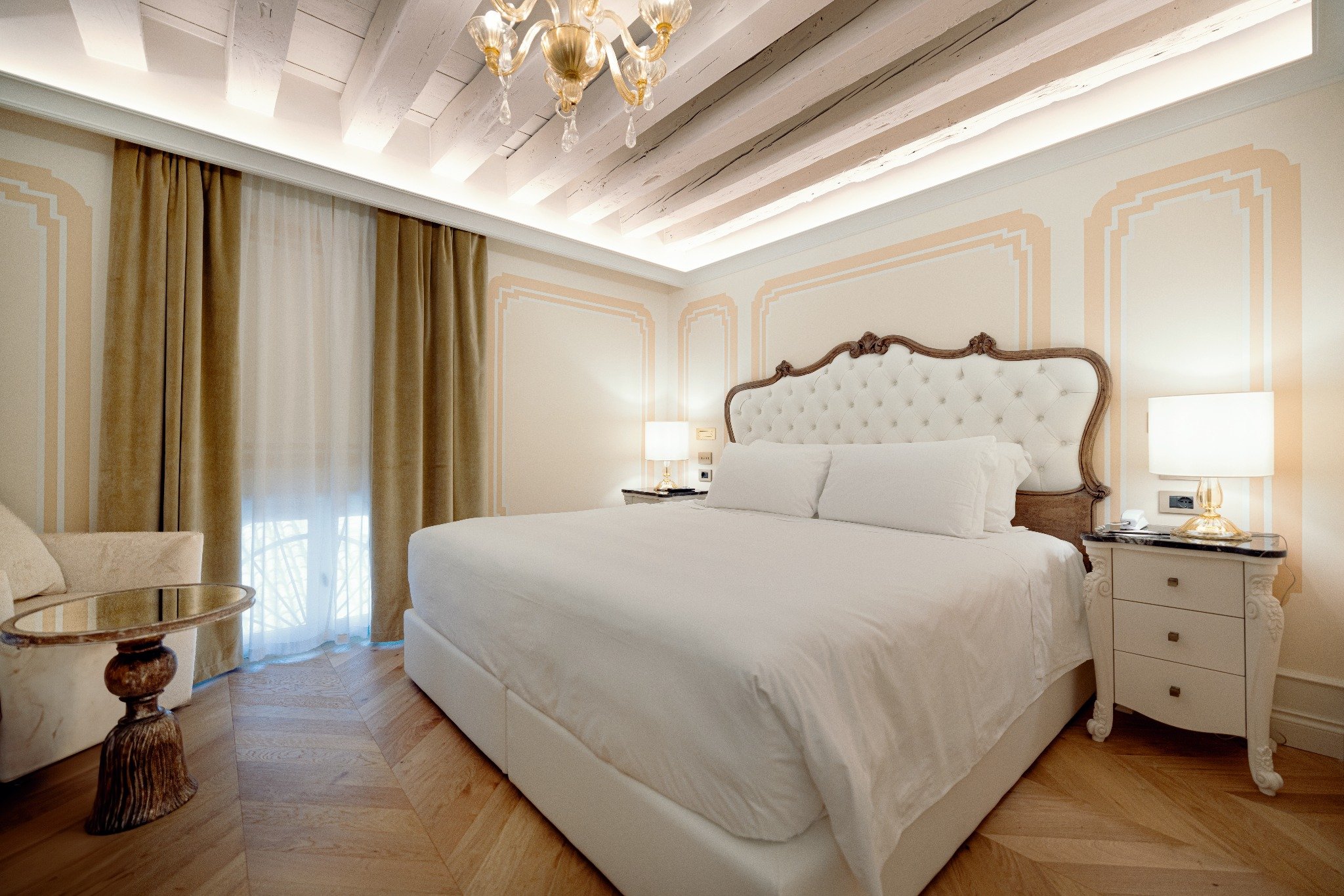 Camera dell’Hotel Giovanelli Venezia illuminata con veletta Veletta® su misura, luce indiretta calda e uniforme.