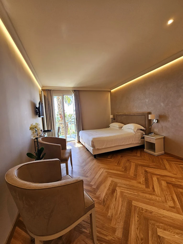 Camera deluxe Hotel Paradiso Sanremo con velette luminose integrate a soffitto, progetto architetto Ennio Scarella.