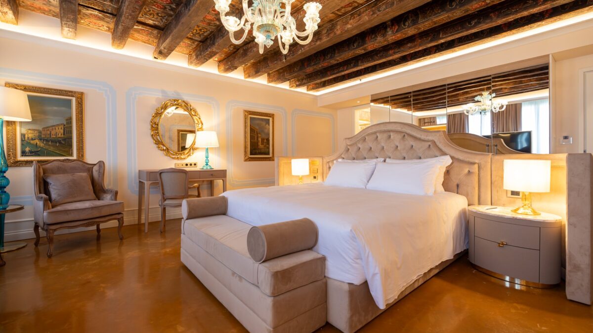 Veletta su misura installata all’Hotel Giovanelli Venezia, luce indiretta calda CRI>95.