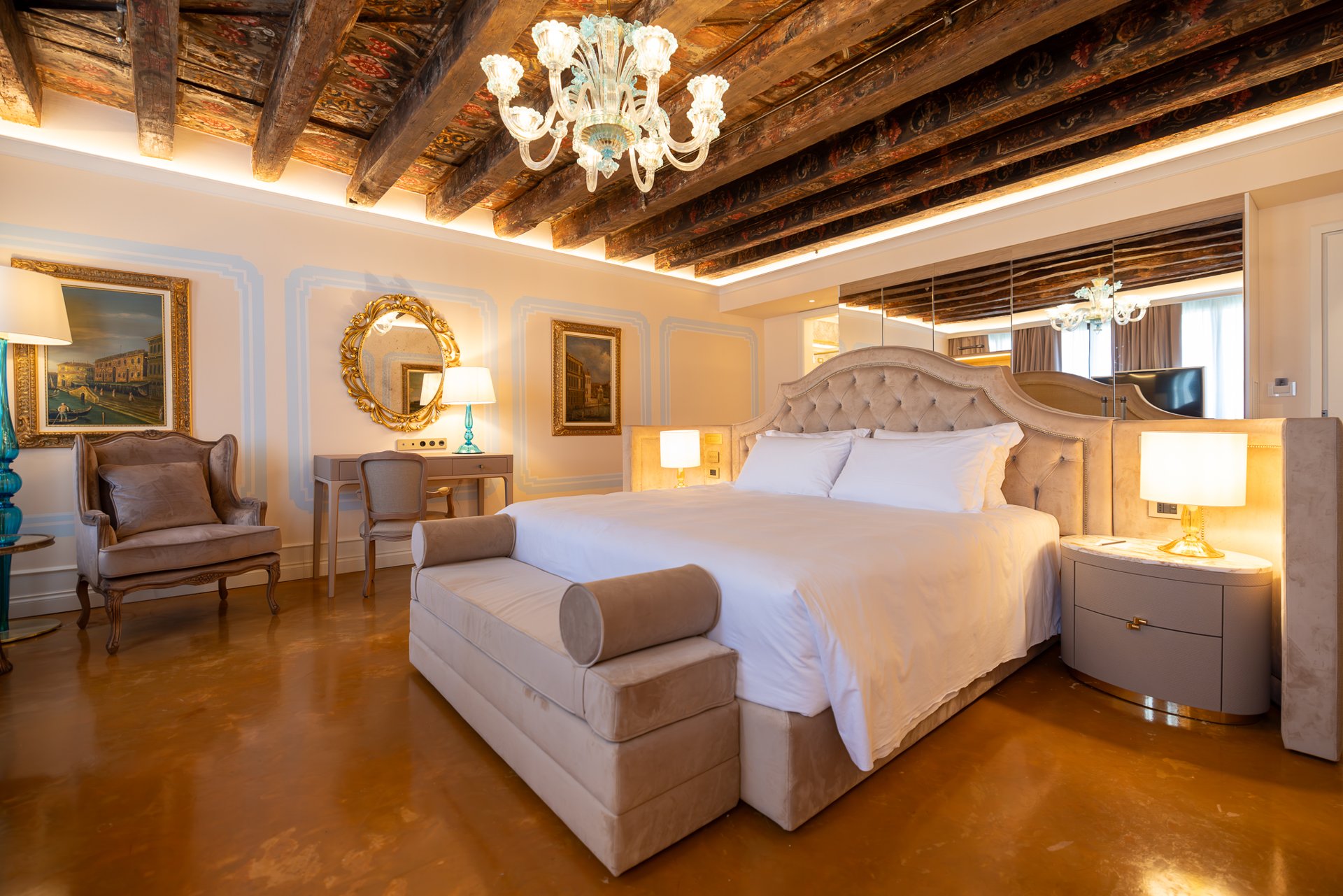 Veletta su misura installata all’Hotel Giovanelli Venezia, luce indiretta calda CRI>95.