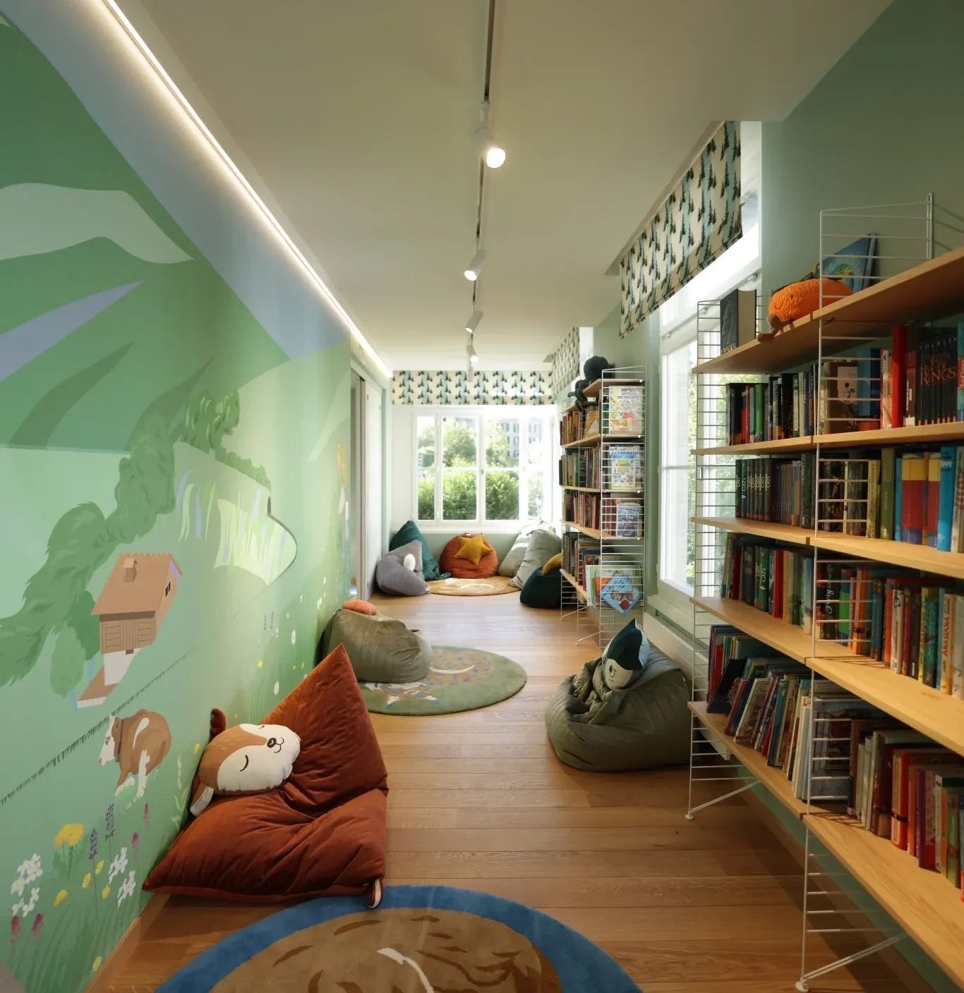 Libreria della Kinderhouse al Grand Hotel Victoria-Jungfrau illuminata con Veletta® Made in Italy, luce LED indiretta elegante e funzionale.