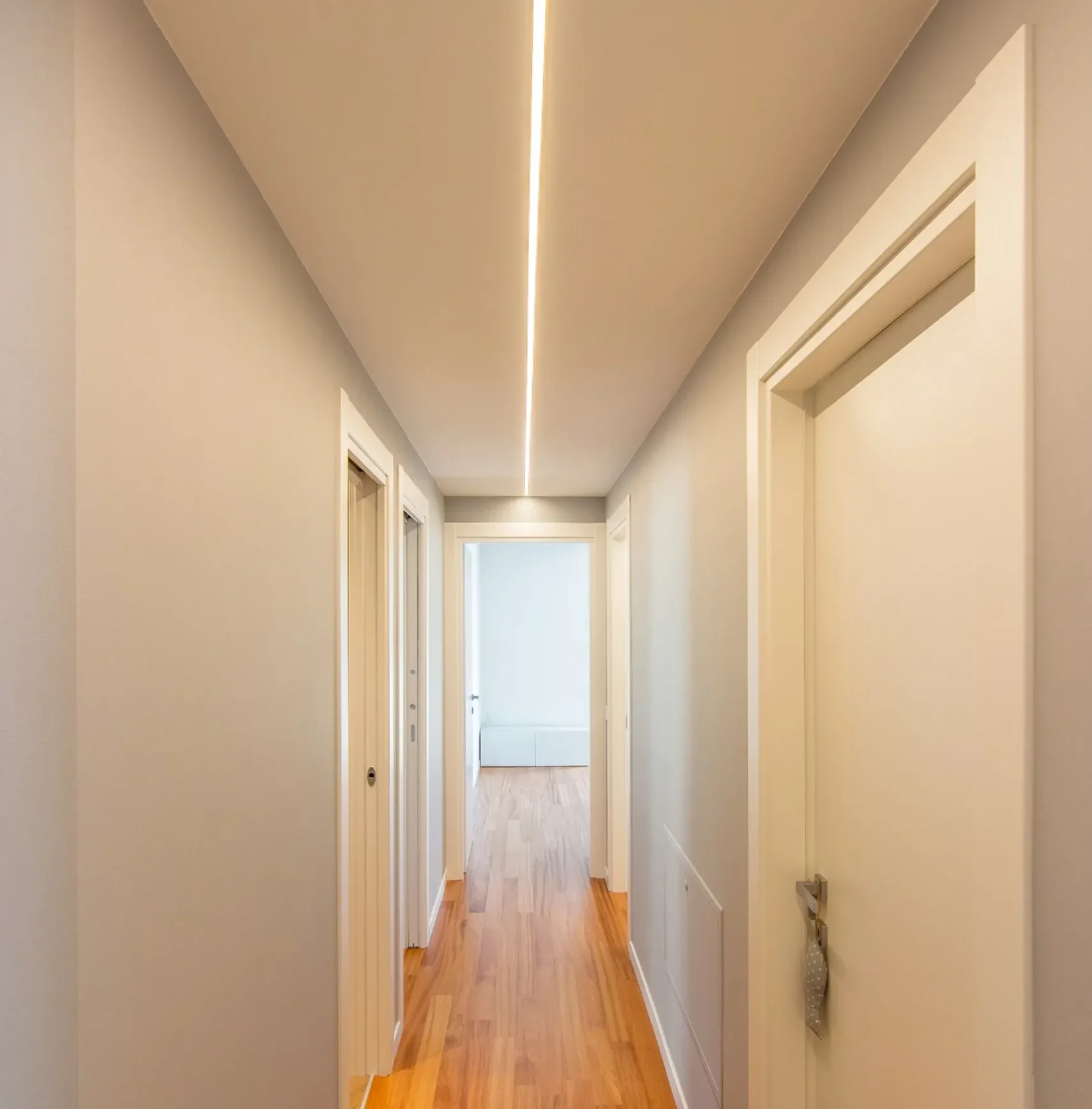 Corridoio moderno illuminato da veletta da incasso Veletta VE401 con luce continua a soffitto