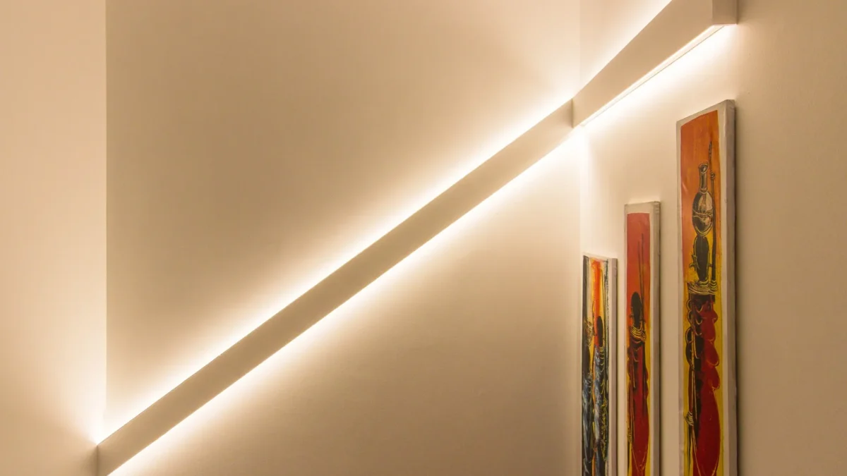 Veletta su misura con luce LED indiretta installata su scala, esempio di illuminazione d’accento elegante.
