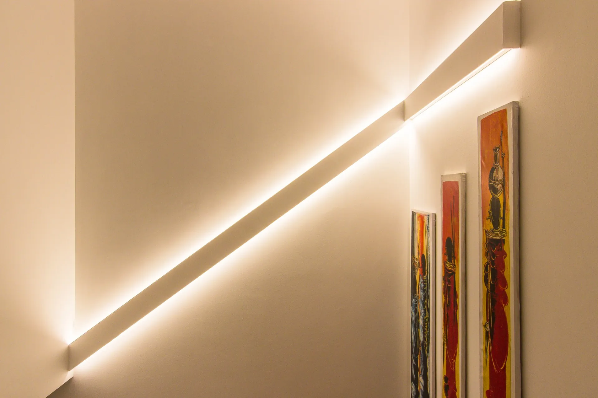 Veletta su misura con luce LED indiretta installata su scala, esempio di illuminazione d’accento elegante.