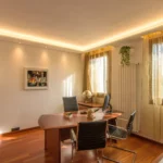 Ambiente ufficio con veletta VC1540 e faretti LED integrati, luce diffusa e puntuale combinata
