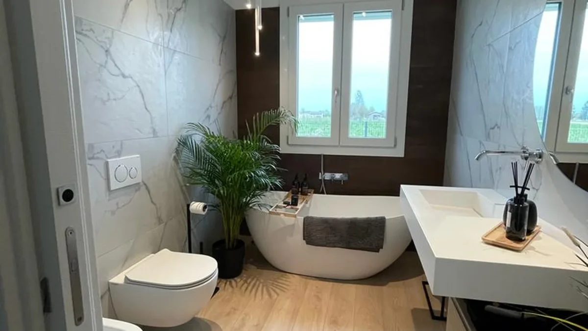Bagno moderno con vasca freestanding e illuminazione a soffitto con Veletta® VCU1415