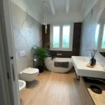 Bagno moderno con vasca freestanding e illuminazione a soffitto con Veletta® VCU1415