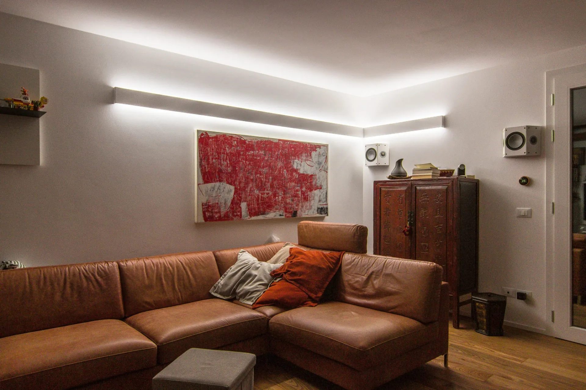 Veletta VE102 con luce LED indiretta bianca installata in soggiorno moderno, esempio di illuminazione elegante.