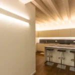Illuminazione cucina con veletta VE201 a parete e soffitto, luce diffusa lineare