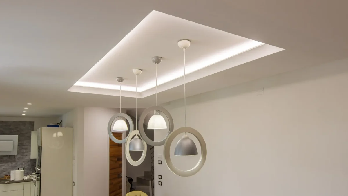 Illuminazione con veletta VE211 a soffitto, installata in cucina con sospensioni moderne